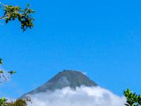 Spitze des Vulkan Arenal mit Wolkenschal